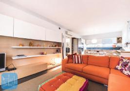 Nel contesto "Oasi di Jesolo", recente appartamento su 2 livelli, così composto: soggiorno di 34 mq con angolo cottura, terrazzo di 16 mq, disimpegno e