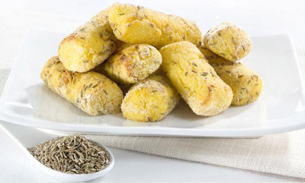 CROCCHETTE DI PATATE AL CUMINO Ingredienti per circa 6 persone Patate kg. 1 Parmigiano reggiano grattugiato gr. 100 Pane grattugiato gr. 100 Uova nr. 2 Cumino in semi Pepe bianco Olio e.v.o. Preparazione : Lessate le patate in acqua salata, sbucciatele e passatele nello schiacciapatate.