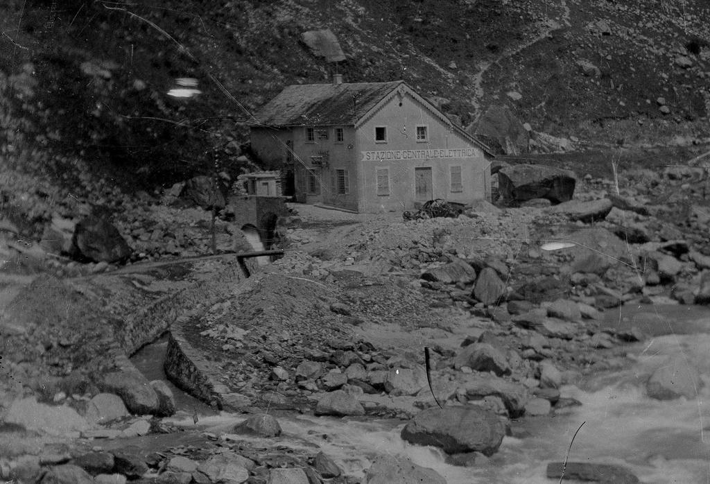 Vista d'assieme della centrale fino al ponte distrutto dall'alluvione del 1868.