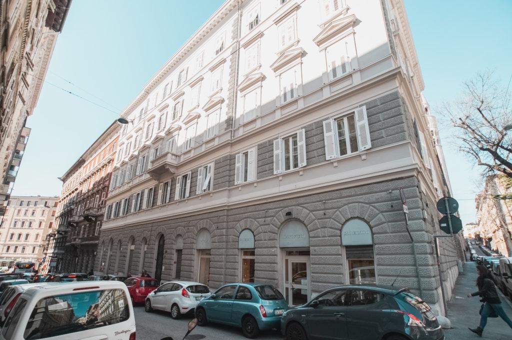 VIA CECILIA DE RITTMEYER - TRIESTE Gli appartamenti si trovano all ultimo piano di un elegante palazzo d epoca in ottime condizioni e collocato in una zona