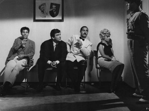 Set del film "Crimen" - Regia Mario Camerini- 1960 - L'attore Nino Manfredi, l'attore Vittorio Gassman, l'attore Alberto Sordi l'attrice Dorian Gray seduti in un corridoio, sorvegliati da un attore