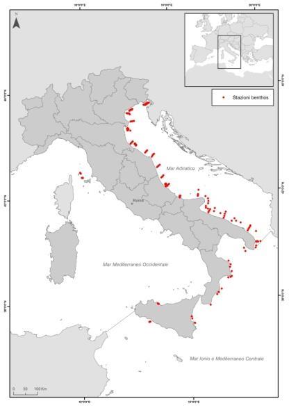 A. a DISTRIBUZIONE : A. STAZIONI DI BENTHOS, B. TRANSETTI ROV, C. STAZIONI DI RACCOLTA DI EPIMEGABENTHOS D. INDAGINI MULTIBEAM (D) (DATI PROVENIENTI DA PDM MATTM 2015-2017) b DISTRIBUZIONE : A.