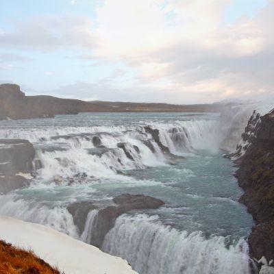 Affascinante Islanda Tour di gruppo in italiano, 2 notti a Reykjavik e 5 notti nell interno. Incluse 3 cene, escursione per l avvistamento delle balene e navigazione nella laguna ghiacciata.