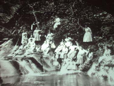 Durante le vacanze i ragazzi e le ragazze andavano al mare alle colonie