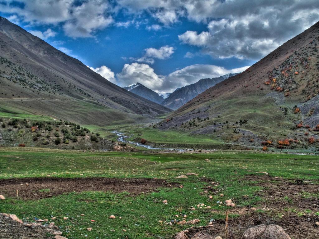 Continuiamo il nostro trekking verso il passo di Telety lungo il fiume omonimo. Arriviamo al nostro campo tendato già predisposto a 3050 mt. per la cena e il pernottamento. 16 km. / 6-8 hrs.