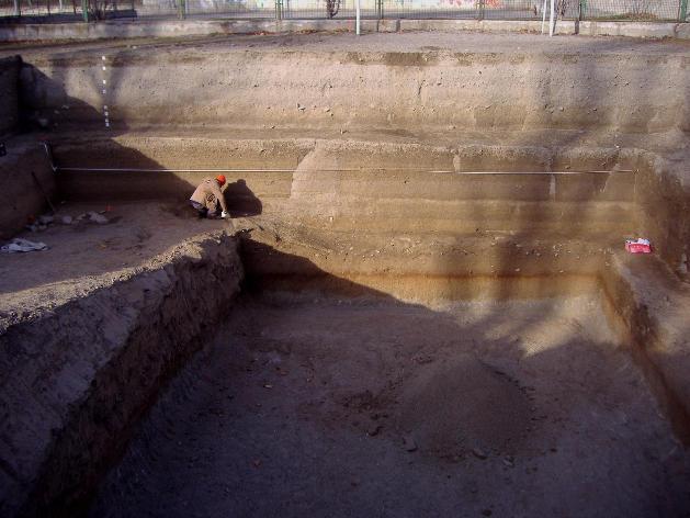 Lo scavo non ha evidenziato la presenza di strutture o altre emergenze di carattere archeologico; il terreno, con l approfondirsi, presenta caratteristiche differenti; i livelli