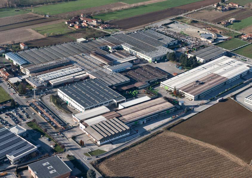 Le industrie Merlo a San Defendente di Cervasca (Cuneo) occupano una superficie di 300.000 m 2 di cui 220.000 m 2 coperti 9 10 11 2 7 1 8 6 3 4 5 1. Uffici centrali Merlo SpA 2.