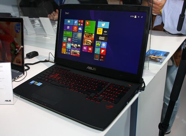 ASUS G751 è un gaming notebook di fascia alta, che va ad affiancare l'altro 17 pollici, ASUS G771, da cui si distingue per la scocca completamente differente e per il generoso sistema di