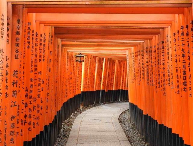 porta al santuario di Fushimi Inari-Taisha, dedicato alla divinità del riso e del sake.