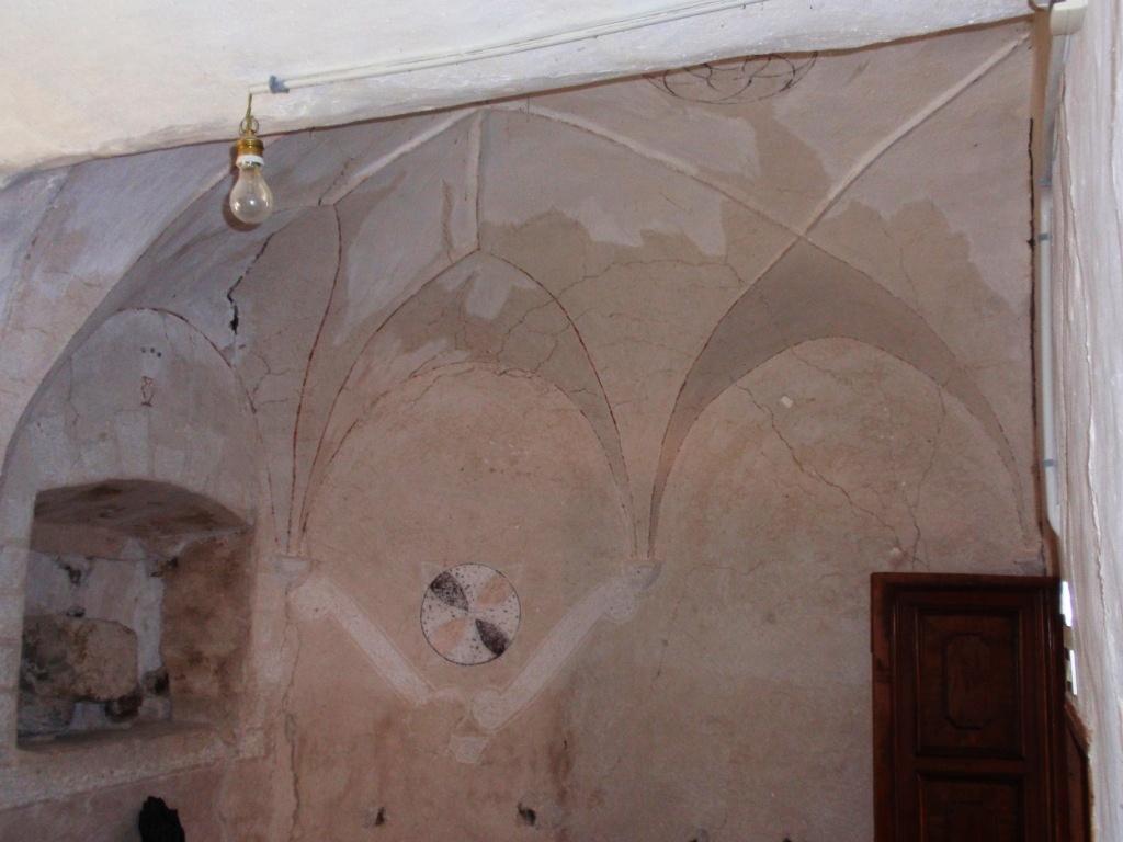 alto si vede il muro dello spazio della sagrestia, violentemente annessa alla cappellina.