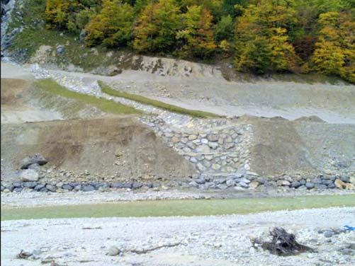Raibl. 2 FASE Figura 3 - Vista del cunettone di drenaggio del canalone Andrea il cui scarico finale è stato ampliato con il M.I.S.E. nel 2009 2.