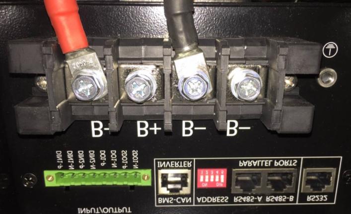 Figura 3 Morsettiera fast contact per la connessione dei cavi di potenza DC lato batteria Pylontech b.