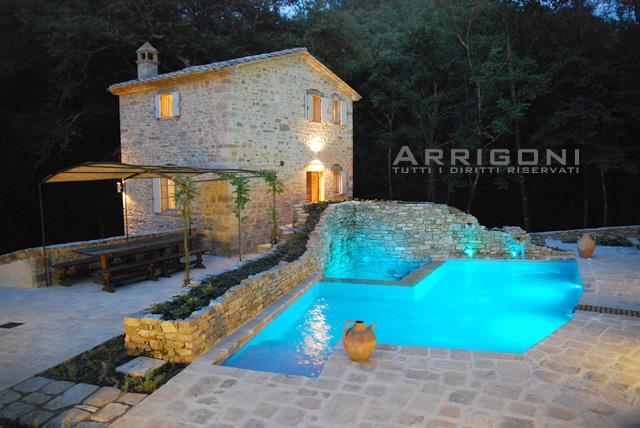 Piscina realizzata in Toscana nei pressi Grosseto illuminata con fari a led Caratteristiche generali: Faro grande dimensioni a led RGB Scatole di derivazione a pavimento in ABS Cavidotto