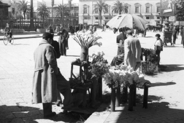 Italia Dopoguerra. Palermo. Venditori ambulanti di fiori in una piazza della città. Patellani, Federico Link risorsa: http://www.