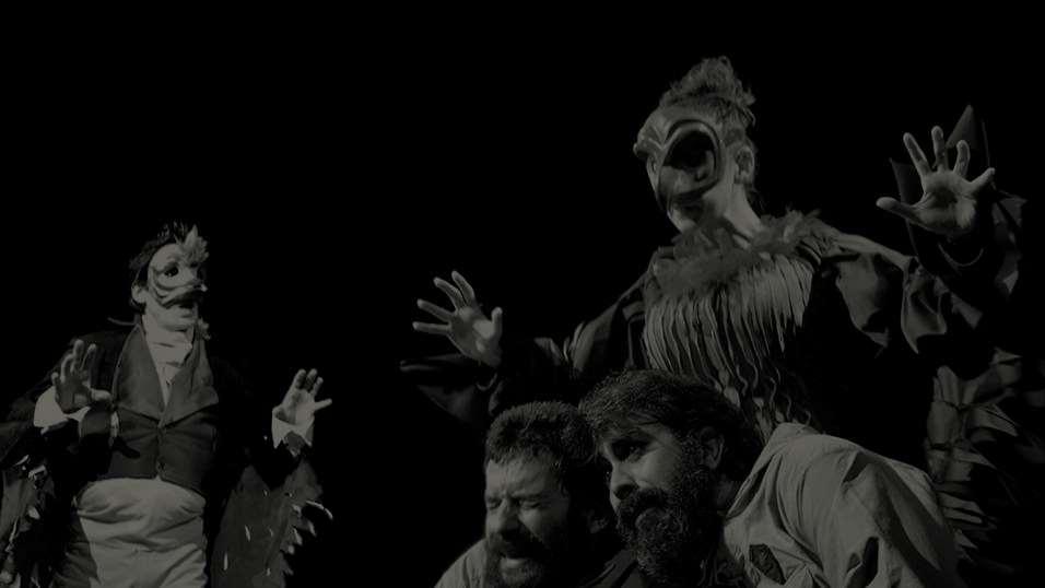 Gli Uccelli e il primo frutto di un percorso di ricerca sul teatro comico di Aristofane iniziato da Atelier Teatro nella stagione 2015/16.