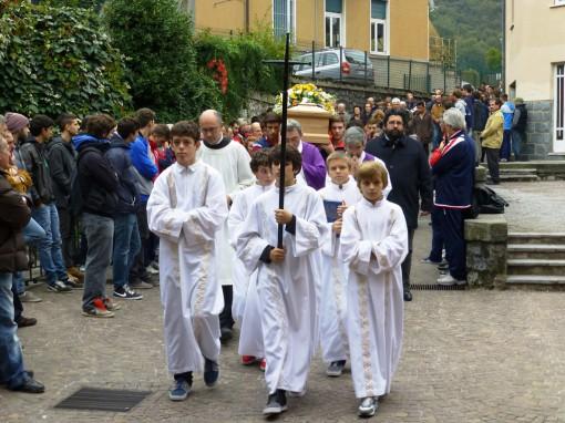 Germanedo: in tantissimi all addio a Fabrizio Petralli 1 LECCO Chiesa stracolma con tantissima gente che ha voluto dare l ultimo saluto a Fabrizio Petralli.