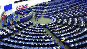 ISTITUZIONI POLITICHE PARLAMENTO EUROPEO Da voce ai cittadini Rappresenta i cittadini dell UE che scelgono i deputati europei mediante elezioni dirette ogni 5 anni Diritto di voto a 18 anni in tutti