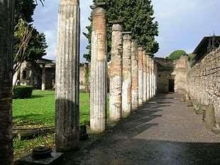 La casa ha due peristili Il primo con 28 colonne con capitelli ionici, che avevano sostituito quelli originali dorici, rimase intatto, invece, il