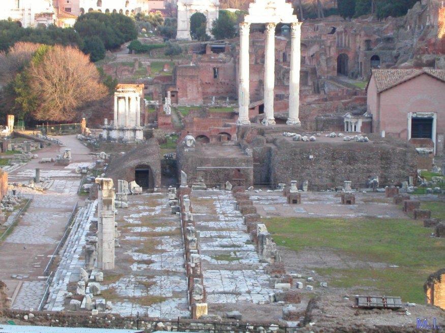 Poiché la figura di Giulio Cesare rimase sempre vivida nella memoria dei Romani la basilica fu denominata Iulia.