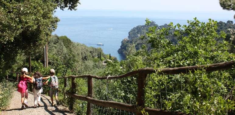 Da qui si raggiunge, salendo per antiche creuze (tipiche mulattiere), la cosiddetta Valle dei Mulini per poi arrivare al rinomato borgo di Portofino Mare.