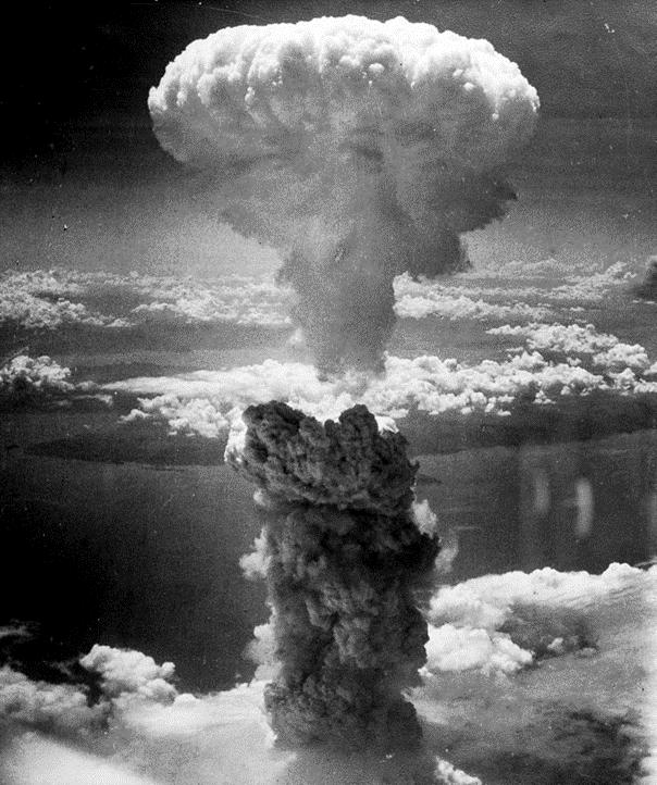 Il dramma atomico I»l 6 agosto 1945, viene sganciata la prima bomba all'uranio, denominata Little Boy» sul centro della città di Hiroshima, mentre tre giorni dopo, il 9 agosto, viene sganciata su