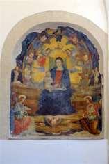 cristologico di san Bernardino e sovrastato da un piccolo bassorilievo, inserito in un momento