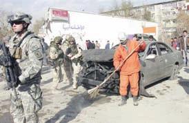 Kabul - E atentado a tuma lugar part i mainta na plaza Massoud, na como 200 meter di e embahada, segun e hefe di Departamento Criminal di Polis, Alí Shah Paktiawal.