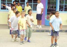Street Tennis ta un proyecto di Foundation Sports for Life Aruba caminda muchanan por ser conoci cu e deporte di Tennis riba un cancha cu por wordo situa riba cualkier caya.