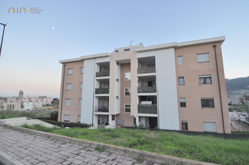 Viale De Gasperi 113-63074 San Benedetto del Tronto Telefono 0735757523 Fax 0735560240 Appartamento in Vendita a Grottammare Zona: Val Tesino (dall'imbocco Fino A Ripatransone) 88 mq Bagni: 2 Camere: