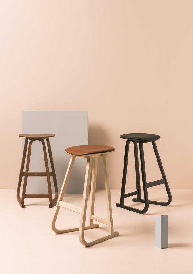 Sgabello, sedile legno, pannello sedile rivestito. 3 Stool, wooden seat.