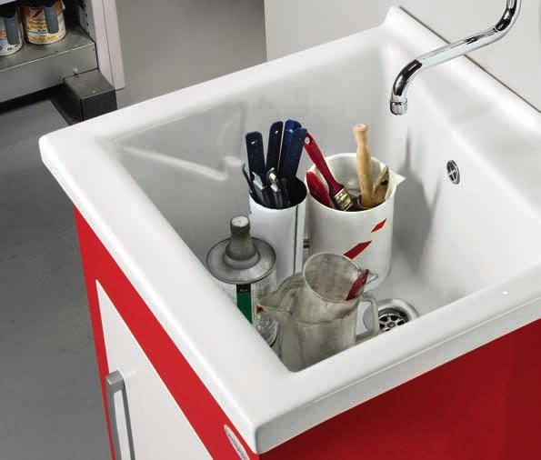 STILL is available with ceramic basin and wood board, or with basin and board in thermoplastic material.