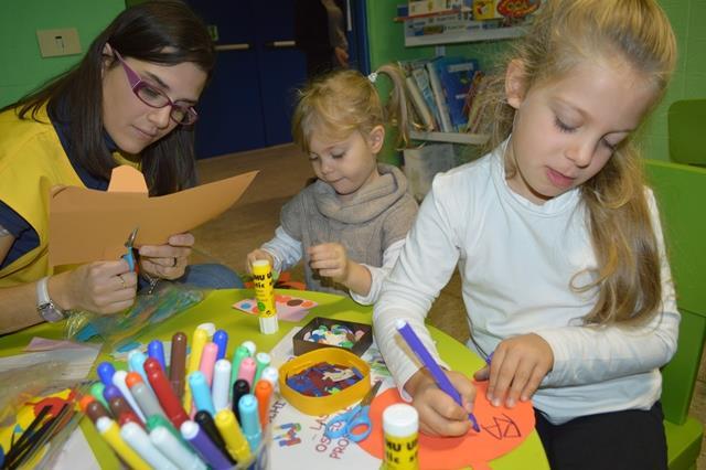 In primavera abbiamo portato i bambini che, per la loro patologia frequentano spesso l ospedale, da ReMida, una grande ludoteca con tanti affascinanti laboratori sul riuso.