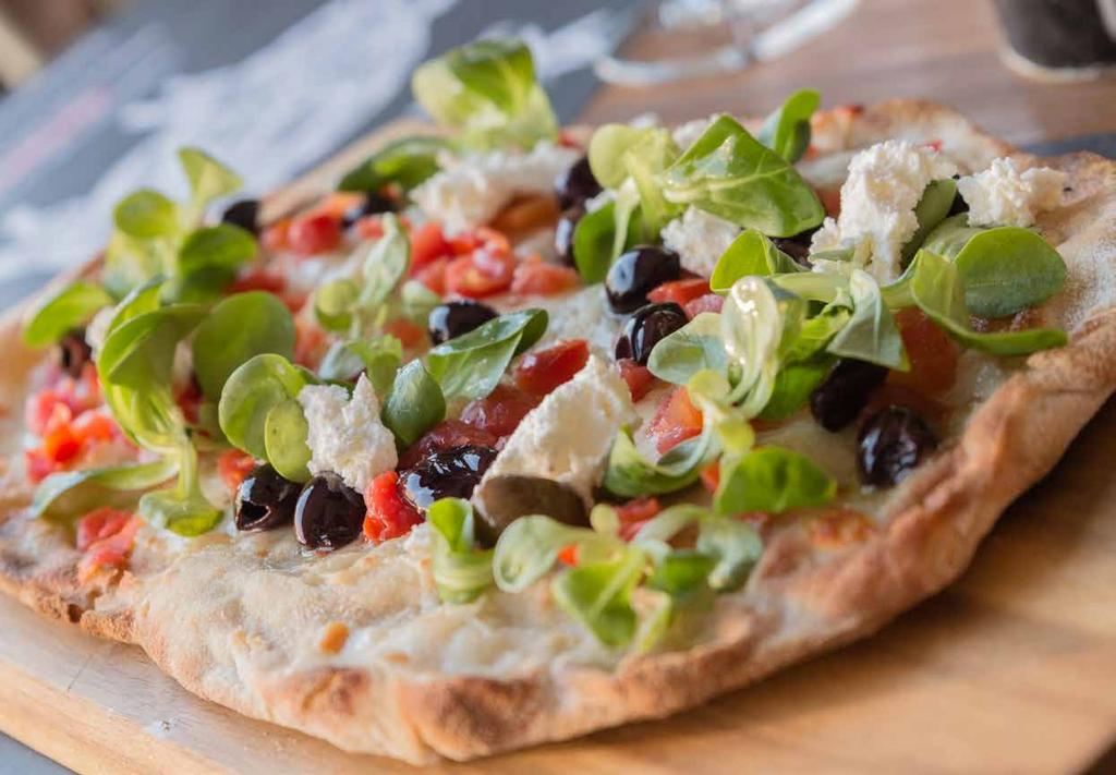 Pinsa mediterranea La pinsa è una fragrante focaccia salata di origine laziale, cotta nel forno a legna, ottima servita con mozzarella fior di