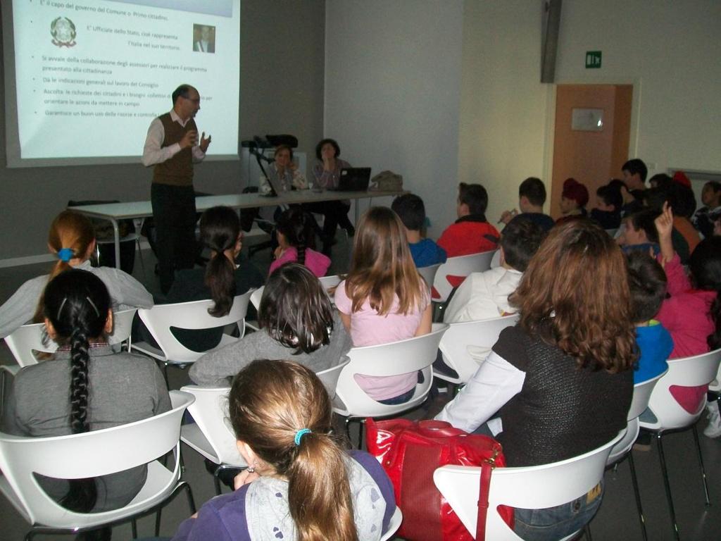 Presentazione della proposta alle classi Il Sindaco è venuto a scuola per : Illustrare le caratteristiche, la formazione e le funzioni del