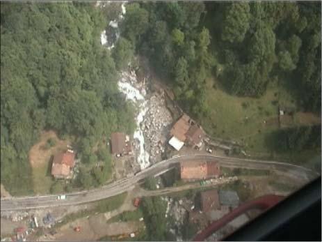 blocchi immersi in una matrice fine, si è mobilizzato per uno spessore di circa 2 m; la colata detritico-fangosa ha interessato parte del parcheggio e la strada sottostante.