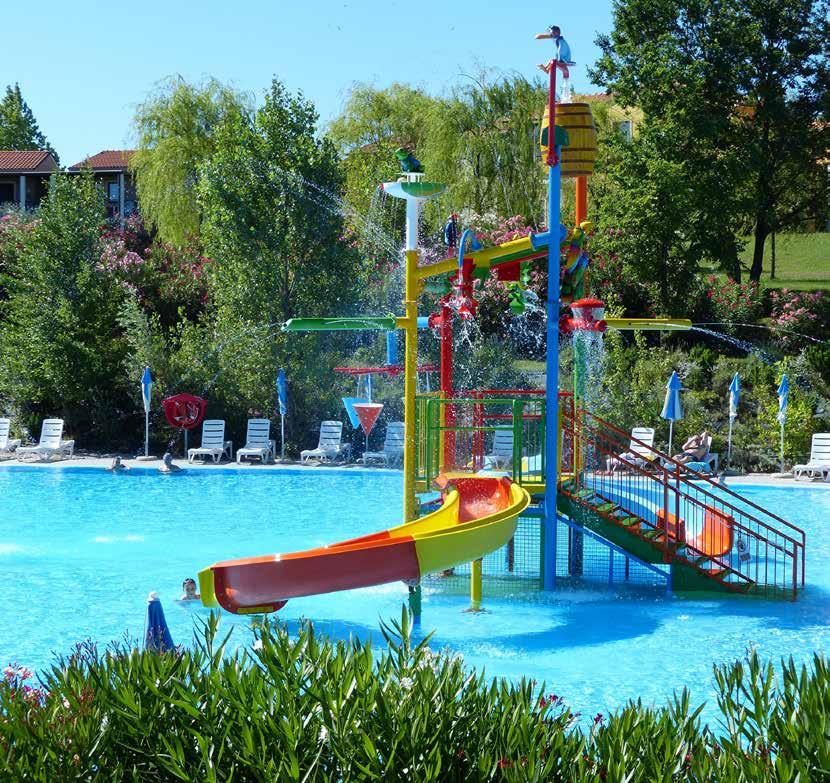 Grandi piscine con giochi d acqua, ristorante pizzeria, pool bar e grandi giardini con parchi giochi.
