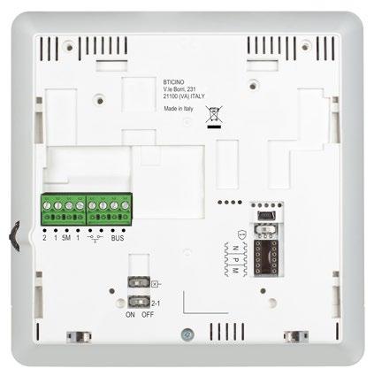 Vista frontale Comandi Touch sensitive Attivazione serratura Attivazione posto esterno / ciclamento telecamere Attivazione luci scale Segnalazioni LED Comandi personalizzabili per attivazione