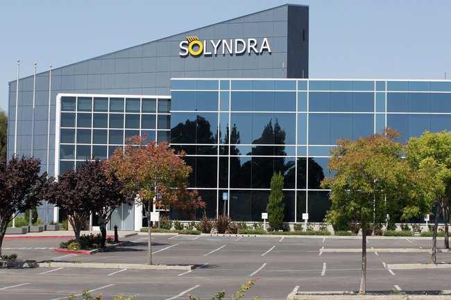 Alcuni casi concreti/3 Solyndra What we do here will someday change the world Produttore di pannelli solari con tecnologia nuova Prima società di