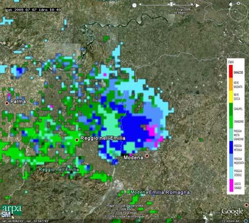 A sinistra: mappe di idrometeore delle 10:49 UTC (in alto) e delle 11:04 UTC