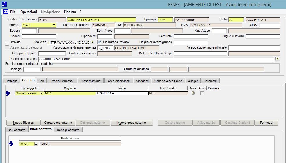 La richiesta deve essere inoltrata tramite ticket sulla piattaforma HELPDESK, nella categoria ESSE3_Tirocini_e_stage.