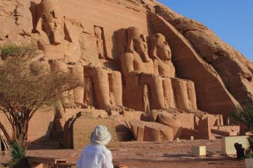 giovedì 31 ottobre Aswan Abu Simbel Aswan (in pullman) Partenza per l escursione in pullman al complesso monumentale di Abu Simbel (circa 3 ore di trasferimento), che rappresenta l apoteosi del regno