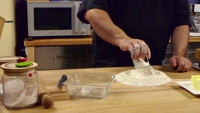 Se avete un'impastatrice utilizzatela, sicuramente la preparazione della pasta frolla sarà più veloce, altrimenti procedete nella maniera tradizionale.