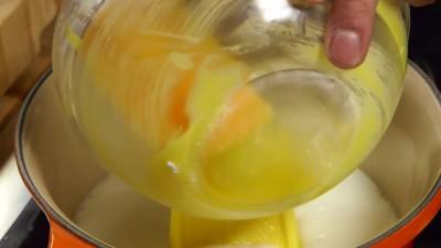 8 Mescolate con la frusta fino a quando la crema diventerà densa.