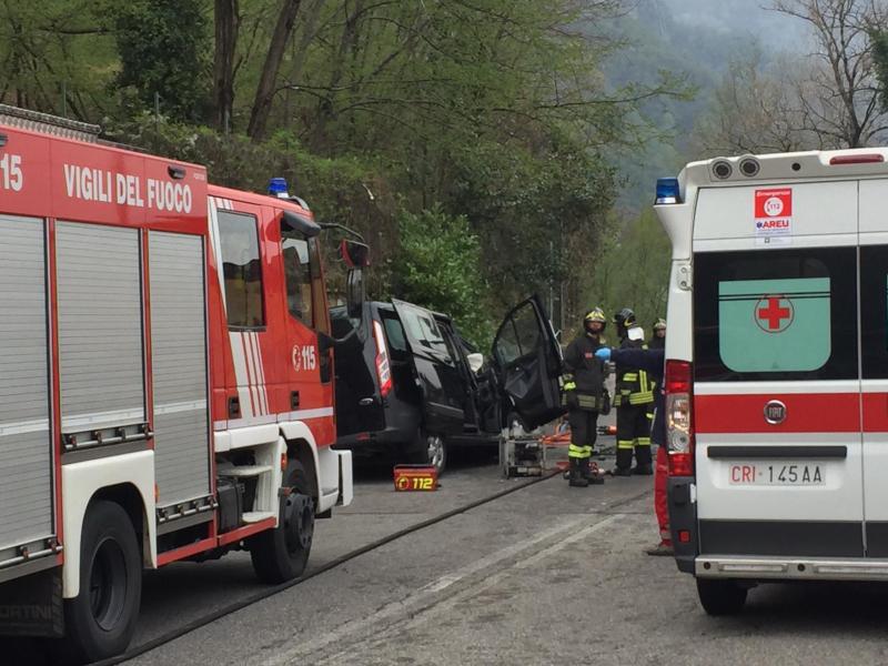 Gravissimo incidente sulla Lecco-Bellagio: un morto 2 e un camioncino dei polli allo spiedo, si sono scontrati appena dopo l uscita della galleria.