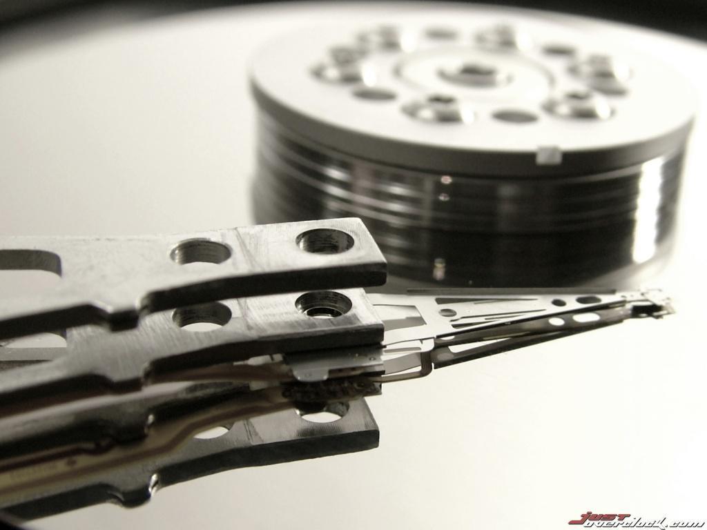 Dischi magnetici Un disco magnetico (disco rigido) è composto da uno o più piatti di alluminio rotanti ricoperti di materiale magnetico e da