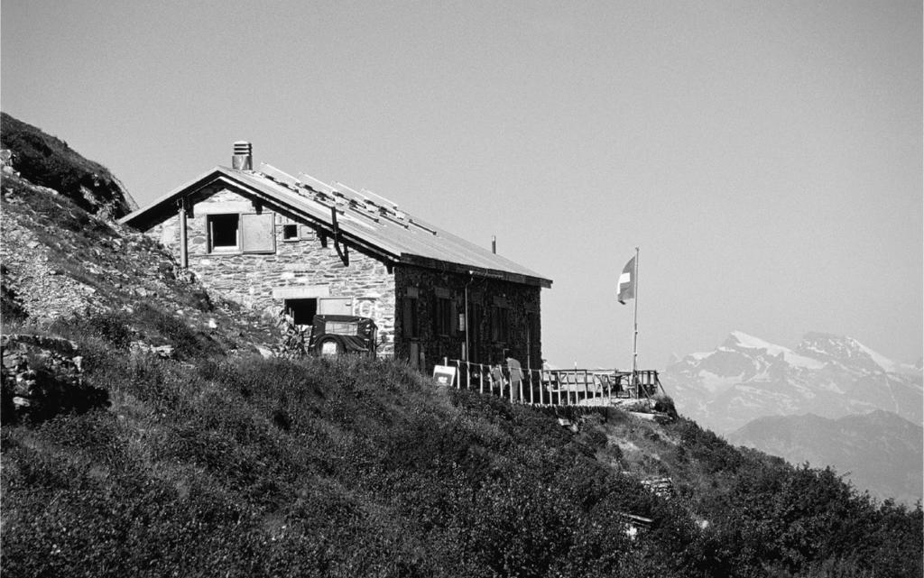 Novità libraria SalvioniEdizioni Capanne e rifugi del Ticino e della Mesolcina Tamaro 1882 m Sulla cresta che divide due regioni Il Sottoceneri (con il Lago Ceresio) e il Sopraceneri (con il Lago