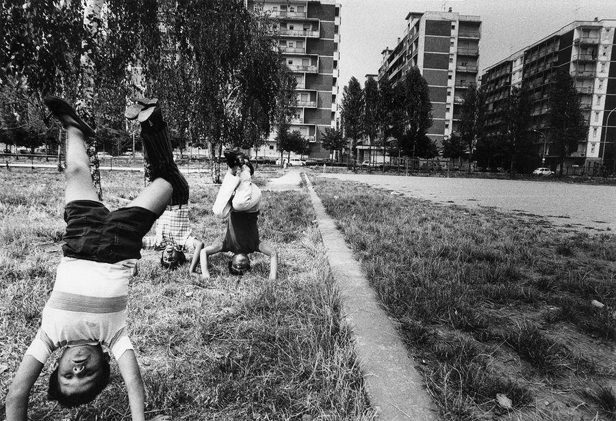 Toni Thorimbert Bambini di Pioltello 1973 Stampa alla gelatina e sali d'argento opaca, stampata dall'autore 20,5 30 cm Vintage Firmata dall'autore e