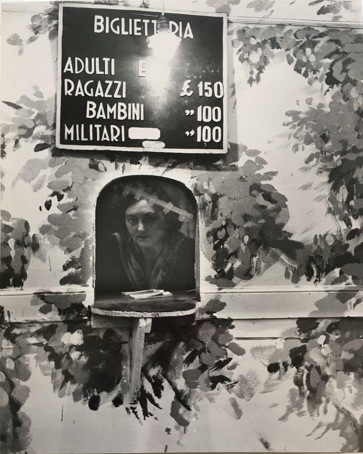 Alfredo Camisa (Bologna, 1927 - Pescia, 2007) La donna del botteghino 1955 Stampa alla gelatina e sali d'argento smaltata 36,5 19 cm Vintage Al verso firmata,