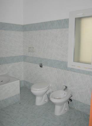 Il bagno ha le pareti rivestite per un altezza di circa 1,80 mt, con piastrelle color grigio chiaro ed è dotato di lavabo, wc, bidet e vasca (vedasi foto 21) FOTO 21 Le porte interne sono in legno