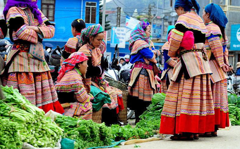 Un Vietnam completo. Da nord a sud, partendo dall affascinante capitale Hanoi e toccando la zona più a nord, quella delle minoranze etniche con i coloratissimi e spettacolari mercati locali.
